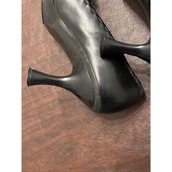 Y2K BCBGirls Black Kitten Heel Pumps with Buckle Detail - Picture 11 of 13